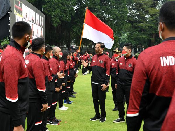 Momen Jokowi Lepas Tim Indonesia ke SEA Games Vietnam