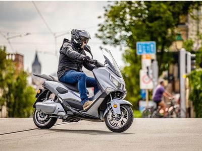 Potret Jupiter S, Motor Listrik Mirip Nmax Dibanderol Mepet LCGC