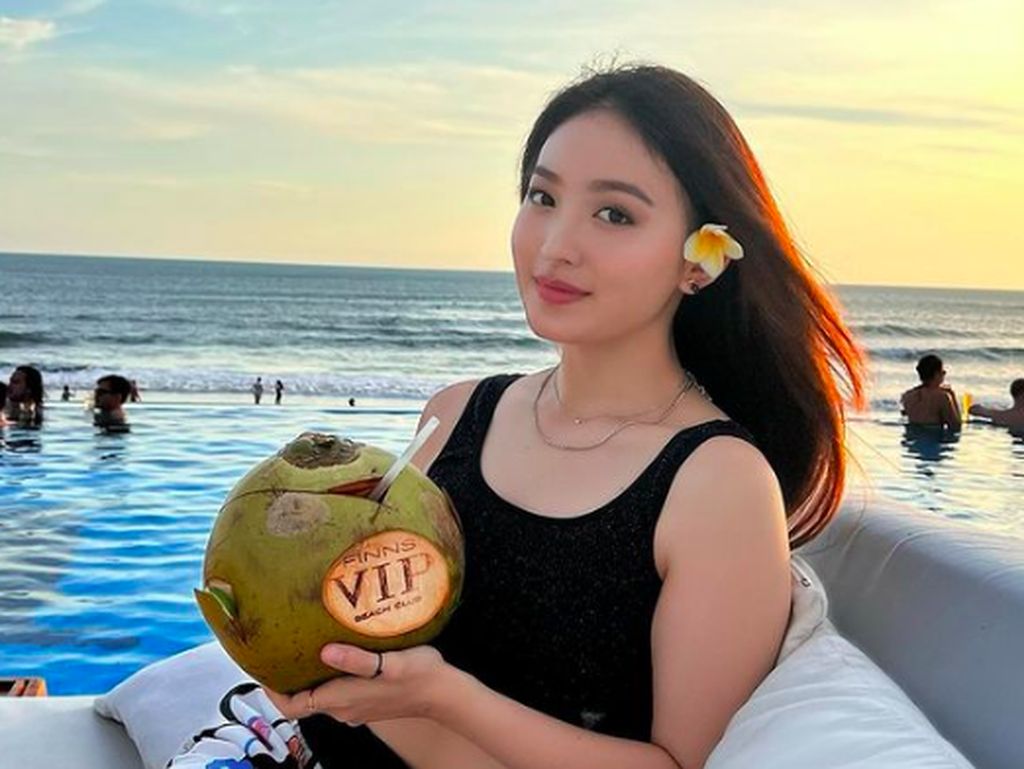 7 Gaya Natasha Wilona Liburan di Bali, Banjir Pujian Disebut Mirip Cewek Korea 7 Gaya Natasha Wilona Liburan di Bali, Banjir Pujian Disebut Mirip Cewek Korea