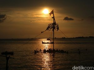 Serunya Panjat Pinang di Laut Jepara Disuguhi Pemandangan Cantik Sunset