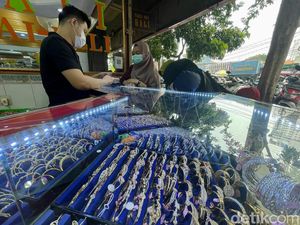 Pasca-Lebaran, Toko Emas Diserbu Emak-emak