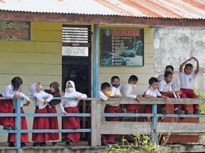 Murid SD di Bone Bawa Parang ke Sekolah untuk Berjaga-jaga Murid SD di Bone Bawa Parang ke Sekolah untuk Berjaga-jaga