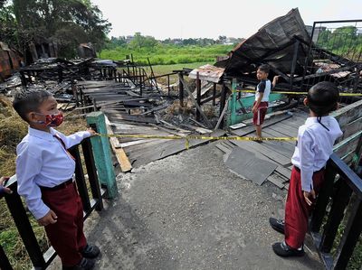 Ketika Para Siswa SD Terpaku Melihat Sekolah Mereka Ludes Terbakar