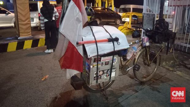 Zulkifli Tanjung (45), seorang pemudik yang akan pulang ke kampung halamannya di Bukit Tinggi, Padang, Sumatera Barat menggunakan sepeda kesayangannya saat ditemui di Pelabuhan Bakauheni, Lampung, Minggu (8/5/2022). (CNNIndonesia/Zainal)