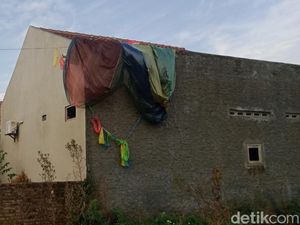 Waduh! Balon Udara Liar Jatuh Timpa Rumah di Klaten