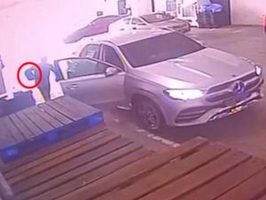 Pengemudi Mobil Mewah Ini Tega Curi Milo dari Gudang Toko Seharga Rp 188 Ribu Pengemudi Mobil Mewah Ini Tega Curi Milo dari Gudang Toko Seharga Rp 188 Ribu