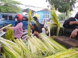Penjual Janur di Lamongan Laris Manis saat Lebaran Ketupat