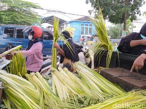 Penjual Janur di Lamongan Laris Manis saat Lebaran Ketupat Penjual Janur di Lamongan Laris Manis saat Lebaran Ketupat