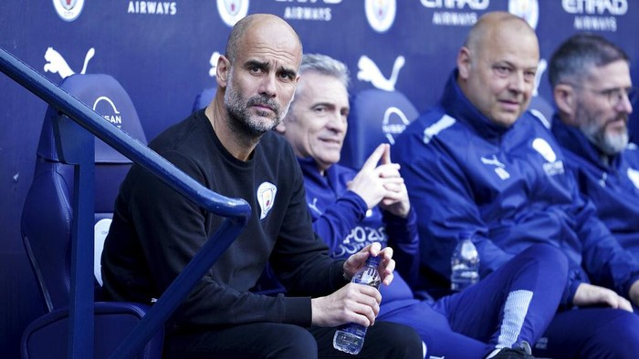 Manchester Citys head coach Pep Guardiola, left, watches the players before the start of the English Premier League soccer match between Manchester City and Newcastle United at Etihad stadium in Manchester, England, Sunday, May 8, 2022. (AP Photo/Jon Super)