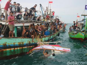 Meriahnya Tradisi Lomban di Jepara, Ratusan Kapal Antar Sesaji Laut