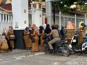 Terlambat Apel, Puluhan PNS Dilarang Masuk Kantor Gubernur Riau