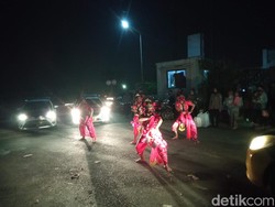 Tari Topeng Hibur Pemudik Arus Balik di Pantura Cirebon