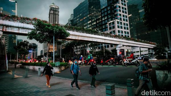 Potret Kesibukan di Kawasan Sudirman Saat Pulang Kantoran