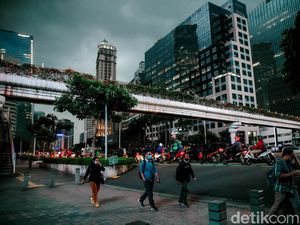 Potret Kesibukan di Kawasan Sudirman Saat Pulang Kantoran