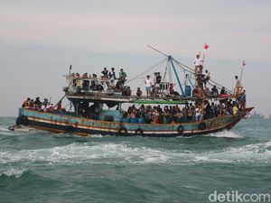 Snapshots: Serunya Rebutan Sesaji Tradisi Lomban di Laut Jepara Snapshots: Serunya Rebutan Sesaji Tradisi Lomban di Laut Jepara