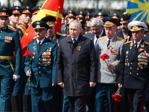 Putin di Tengah Parade Kemenangan 9 Mei Putin di Tengah Parade Kemenangan 9 Mei