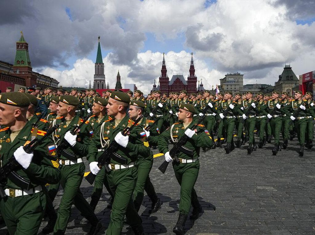 Pekik Uraa Bergema Kala Ribuan Prajurit Rusia Dengar Pidato Putin