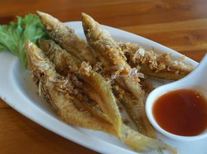 Resep Ikan Goreng Bawang dengan Sambal Asam yang Pedas Segar