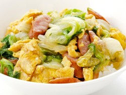 Resep Orak-arik Telur Sosis dan Lettuce yang Gurih Segar