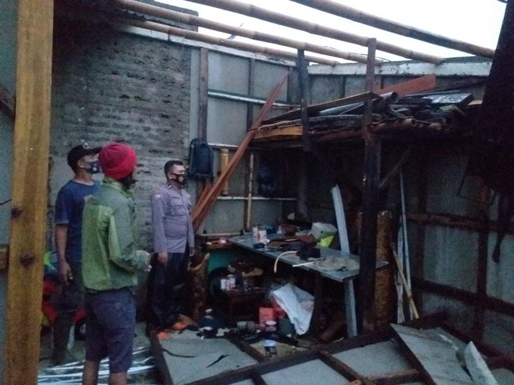 Hujan Angin dan Es, 5 Rumah di Ciparay Bandung Rusak Berat