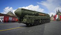 Foto-foto Rusia Pamer Rudal Balistik hingga Kendaraan Tempur