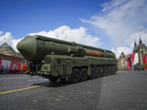 Foto-foto Rusia Pamer Rudal Balistik hingga Kendaraan Tempur
