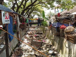 Jorok! Saluran Irigasi Pasar Kranggot Cilegon Dipenuhi Sampah