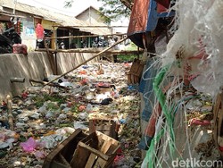 Jorok! Saluran Irigasi Pasar Kranggot Cilegon Dipenuhi Sampah