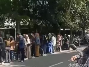 Viral Antrean Pengunjung Bioskop hingga ke Pinggir Jalan di Sukabumi!