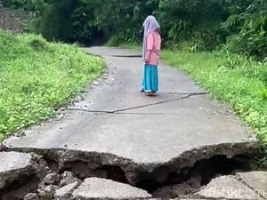 Akses ke Situ Beber Lumpuh Imbas Jalan Patah di Cianjur