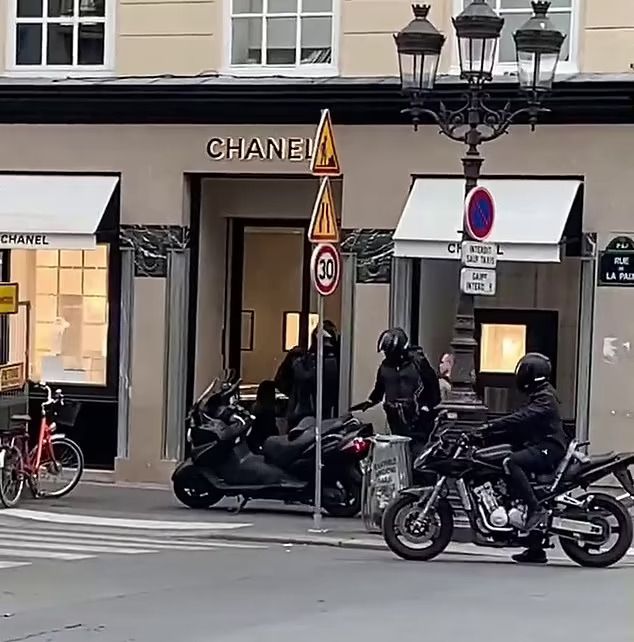 Tangkapan layar video aksi perampokan butik perhiasan Chanel di Paris