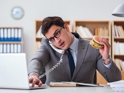 Tega! Bos Ini Larang Karyawannya Makan Saat Jam Kerja