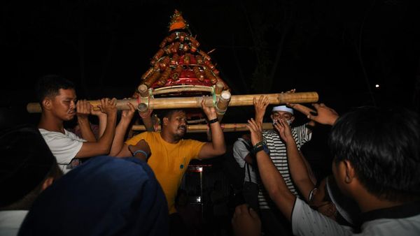 Tradisi Arak Makanan Saat Festival Lebaran Mandura di Palu