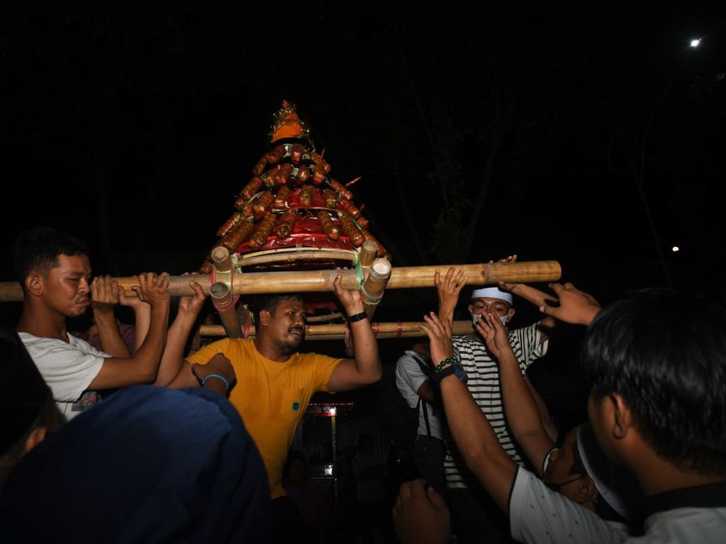 Tradisi Arak Makanan Saat Festival Lebaran Mandura di Palu