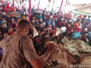 Puncak Syawalan di Pekalongan, Ribuan Orang Berebut Kue Lopis Raksasa
