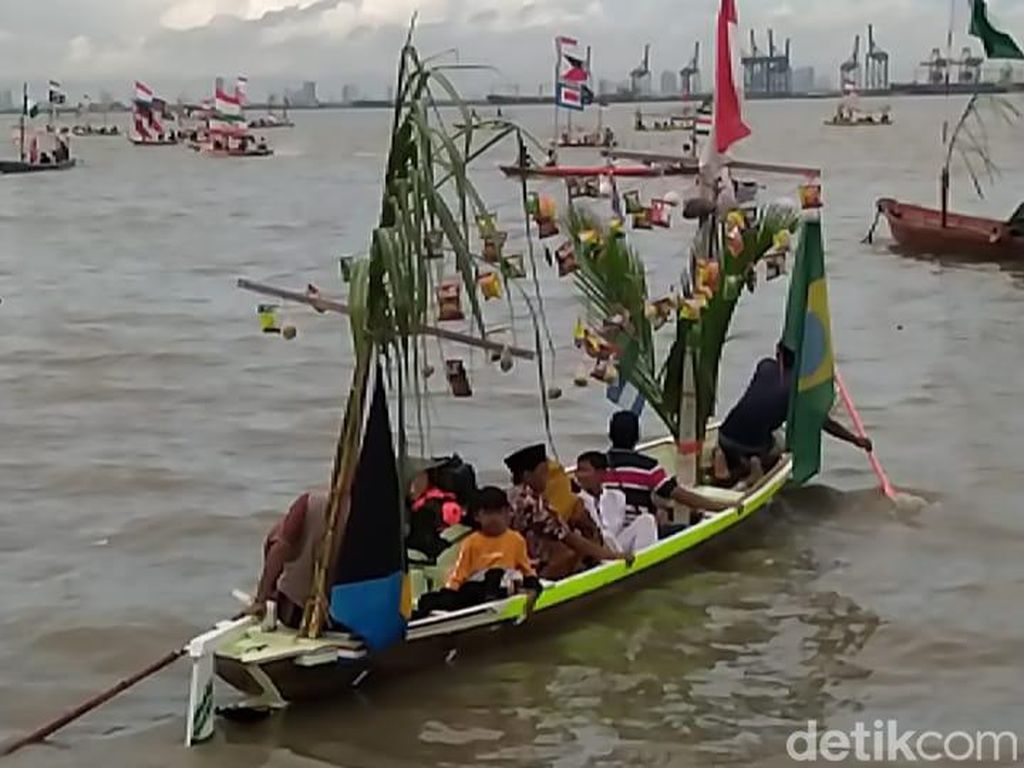 Lebaran Ketupat di Pesisir Bangkalan, Warga Hias Perahu-Keliling Laut