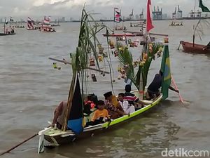 Lebaran Ketupat di Pesisir Bangkalan, Warga Hias Perahu-Keliling Laut Lebaran Ketupat di Pesisir Bangkalan, Warga Hias Perahu-Keliling Laut
