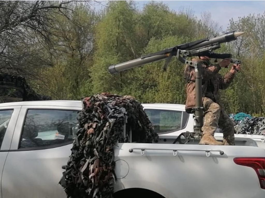 Ukraina Pasang Rudal Panggul di Mobil Pick Up, Buat Jatuhkan Drone-Helikopter Rusia