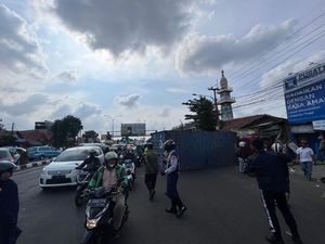 Truk Kontainer Terguling Usai Tabrak Mobil-Warung di Bekasi, Lalin Macet