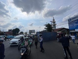 Truk Kontainer Terguling Usai Tabrak Mobil-Warung di Bekasi, Lalin Macet