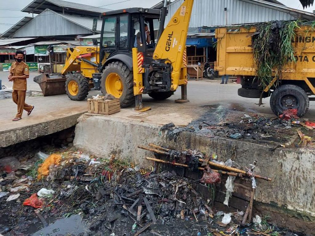 Tumpukan Sampah di Irigasi Pasar Kranggot Cilegon Mulai Dibersihkan