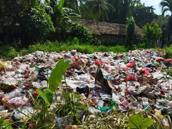 Warga Keluhkan Tumpukan Sampah di Kawasan Pantai Karangsari Carita