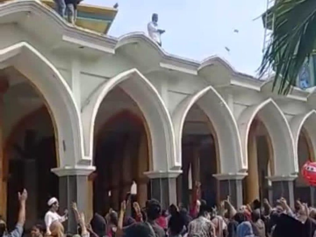 Heboh Pemudik Hamburkan Uang di Atas Masjid, Ternyata Pengusaha Pecel Lele
