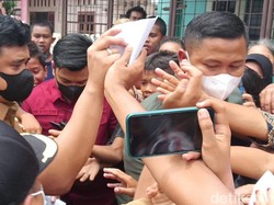 Bobby Nasution Bagi-bagi THR ke Janda Usai Sidak Kantor Lurah