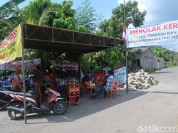 Aksi Warga Blokade Akses Masuk TPST Piyungan