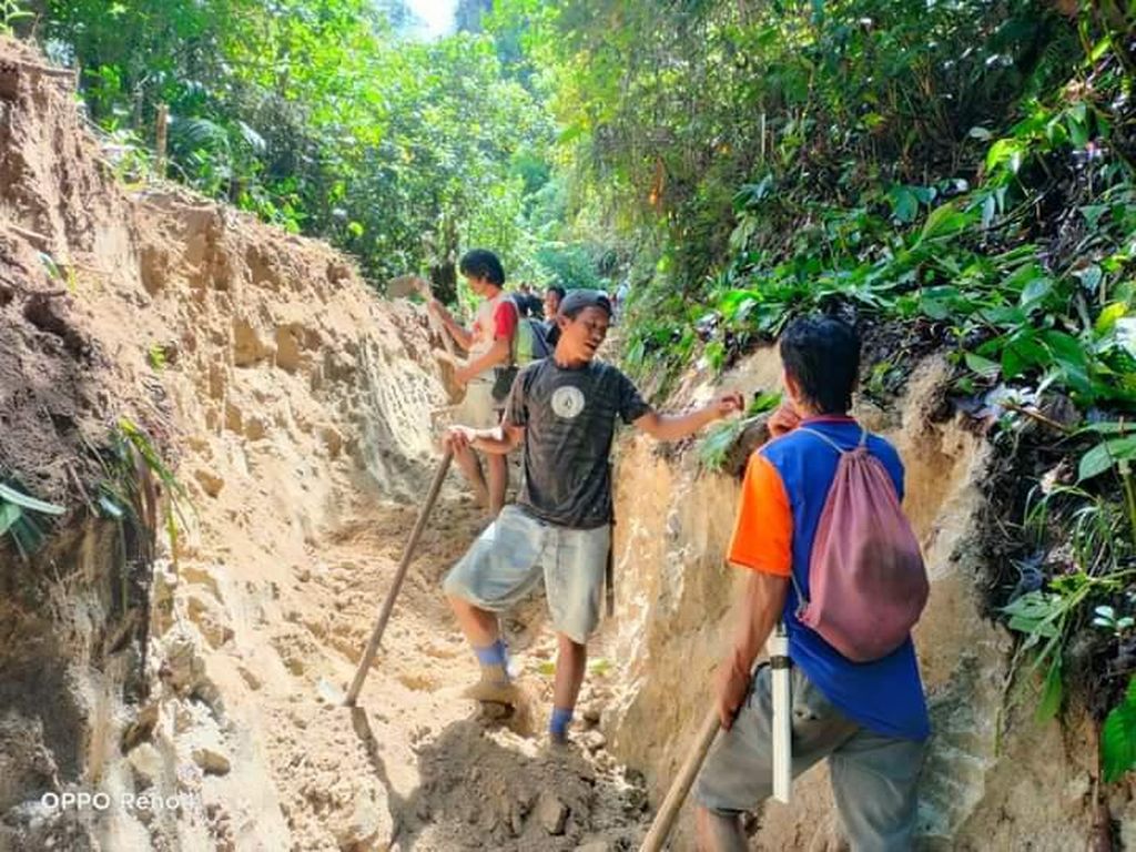 Warga Rampi Gotong Royong Perbaiki Jalan Setapak 36 Km Hubungkan Lutra-Poso