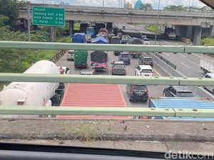 Ada Kepadatan Kendaraan di Tol Waru Arah Satelit Ada Kepadatan Kendaraan di Tol Waru Arah Satelit