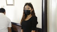 Ayu Thalia Serba Hitam di Pengadilan Kasus Lawan Anak Ahok