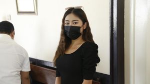 Ayu Thalia Serba Hitam di Pengadilan Kasus Lawan Anak Ahok