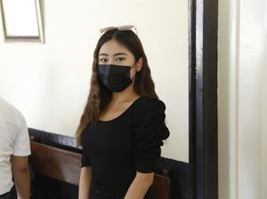 Ayu Thalia Serba Hitam di Pengadilan Kasus Lawan Anak Ahok